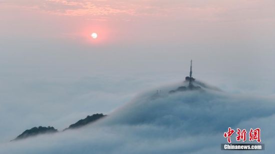 河北內(nèi)丘：雨后太行山 云海美如畫